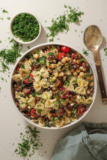Pastasalat med bagt aubergine, feta og soltørrede tomater