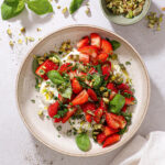 Jordbærsalat med burrata og pistacie – Nme sommer opskrift