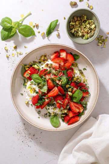 Jordbærsalat med burrata og pistacie – Nme sommer opskrift