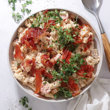Pastasalat med tomatdressing og sprød parmaskinke