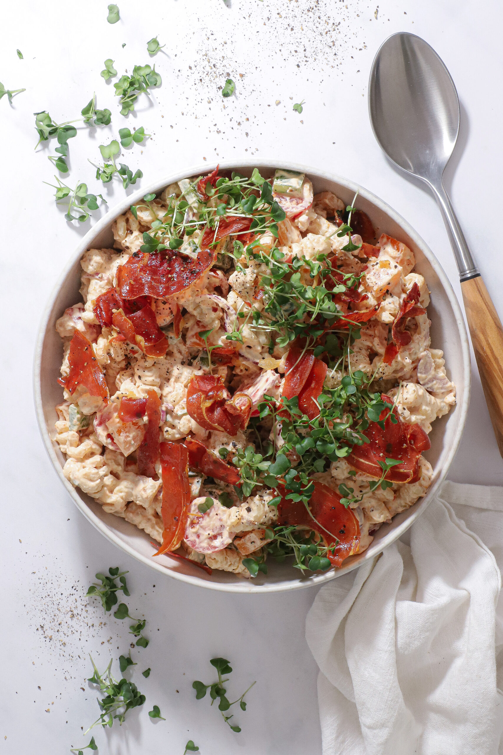 Pastasalat med tomatdressing og sprød parmaskinke