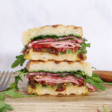 Italiensk sandwich med salami, mortadella og pesto – Sprød panini
