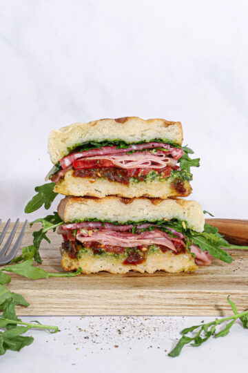 Italiensk sandwich med salami, mortadella og pesto – Sprød panini