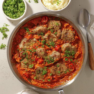 Mørbradbøffer i cremet tomatsauce – Nem og smagfuld hverdagsret
