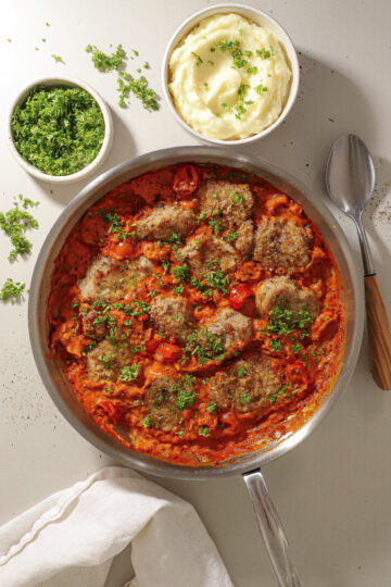 Mørbradbøffer i cremet tomatsauce – Nem og smagfuld hverdagsret