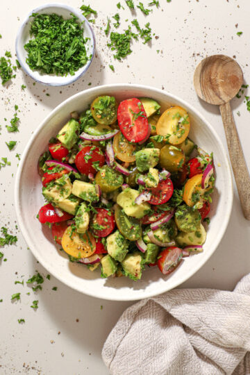 Avocadosalat med tomat og lime – Frisk og farverig sommersalat
