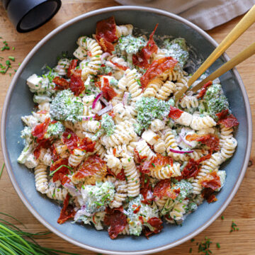Pastasalat med sennepsdressing og sprød parma – Cremet og fuld af smag