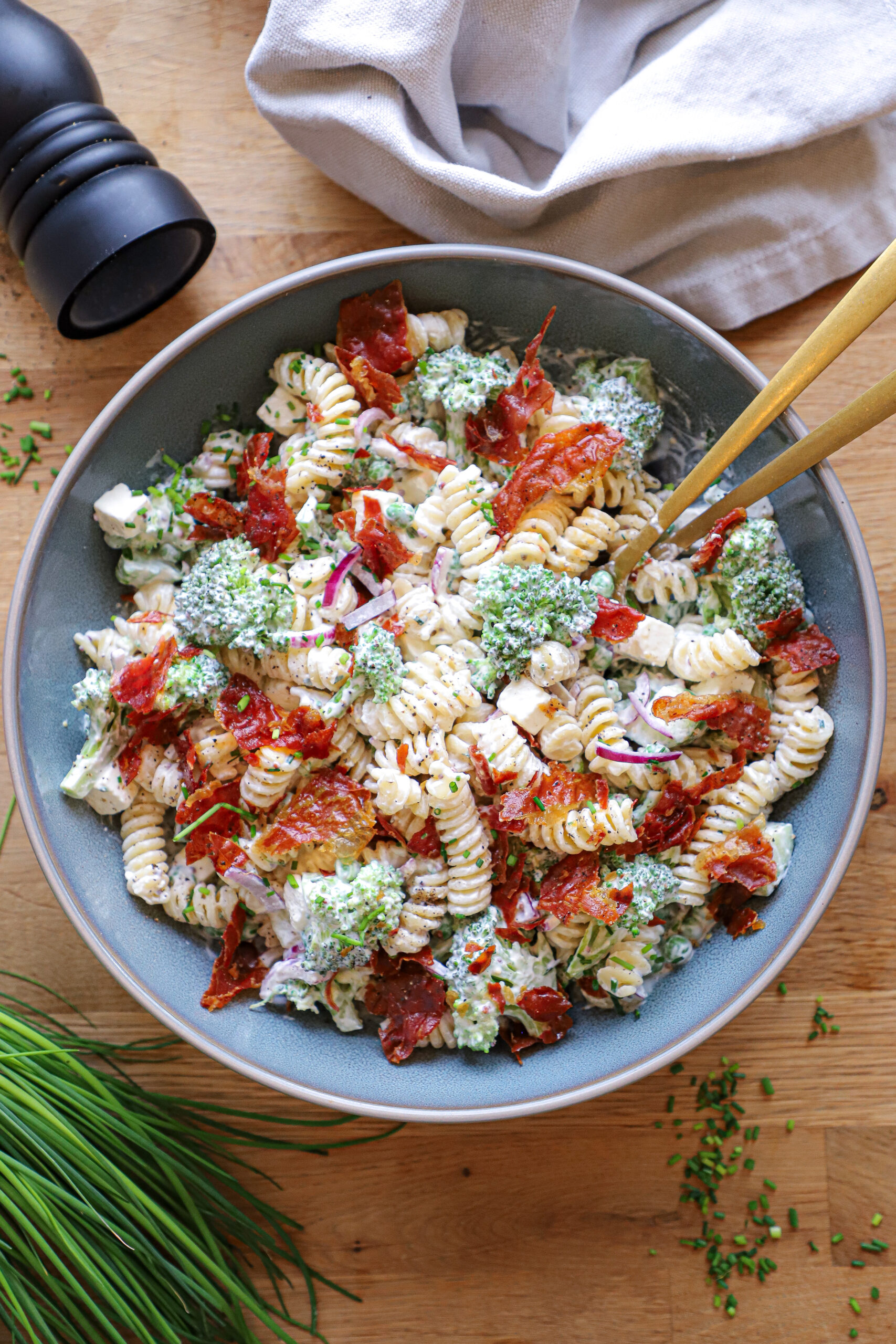 Pastasalat med sennepsdressing og sprød parma – Cremet og fuld af smag
