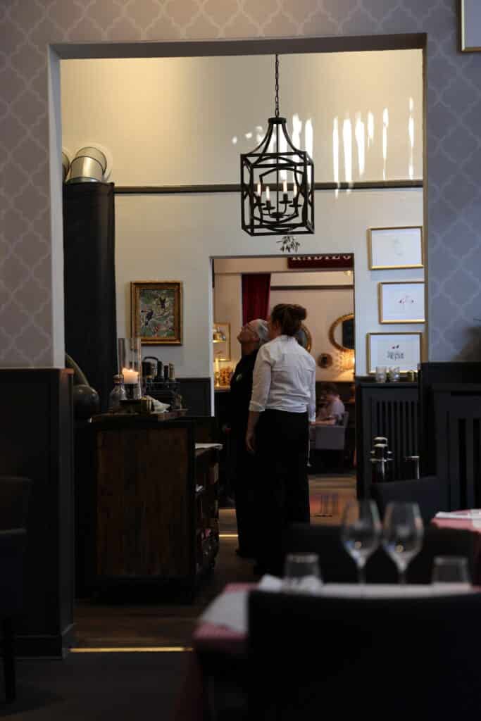 Chèvre chaud, konfiteret and og god betjening på fransk brasserie i Helsingborg. Et ægte brasseriebesøg med klassiske retter og flot atmosfære.