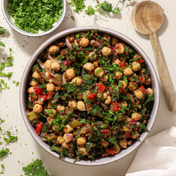 Proteinsalat med quinoa, kikærter og bagte peberfrugter