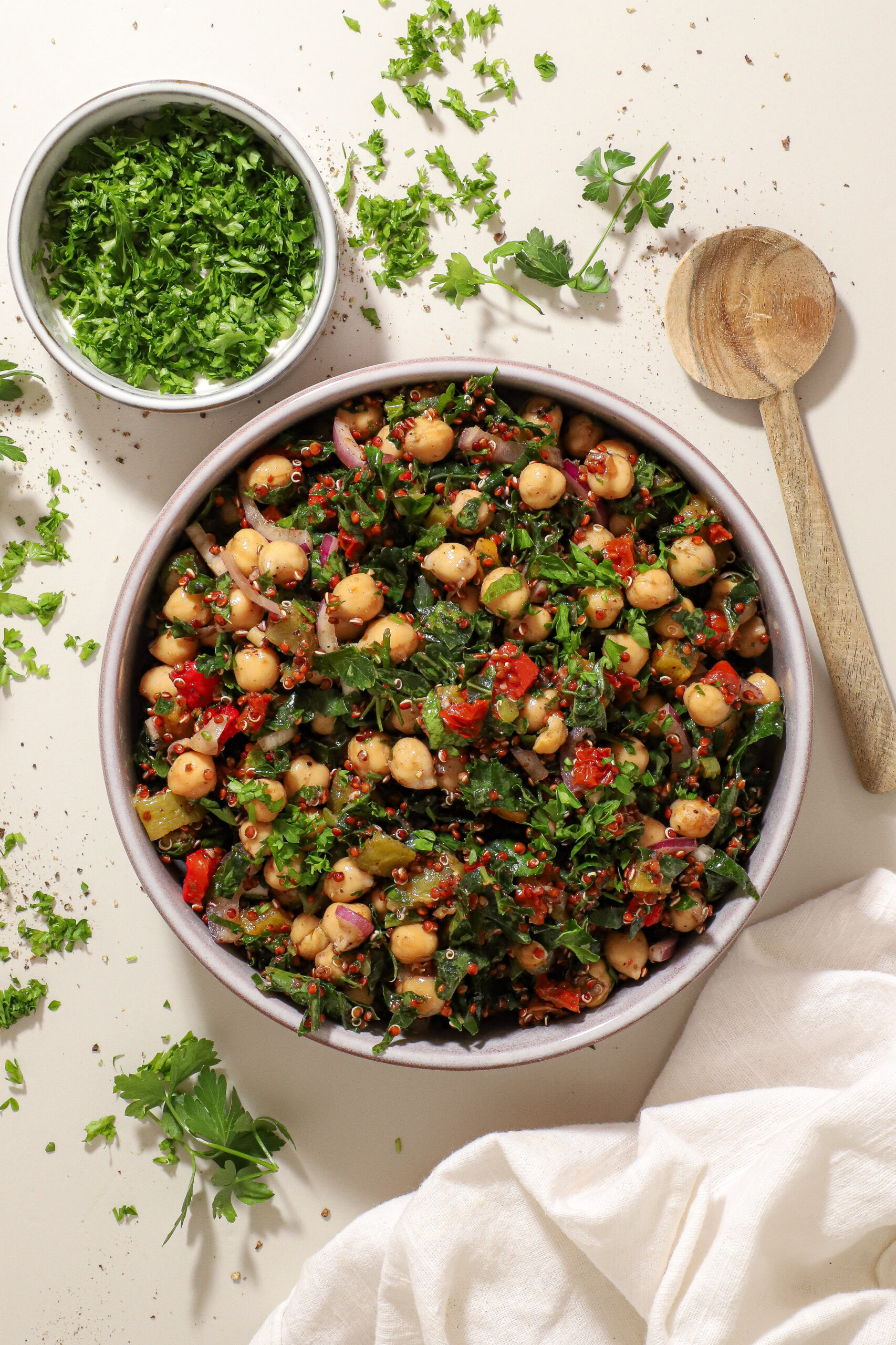 Proteinsalat med quinoa, kikærter og bagte peberfrugter
