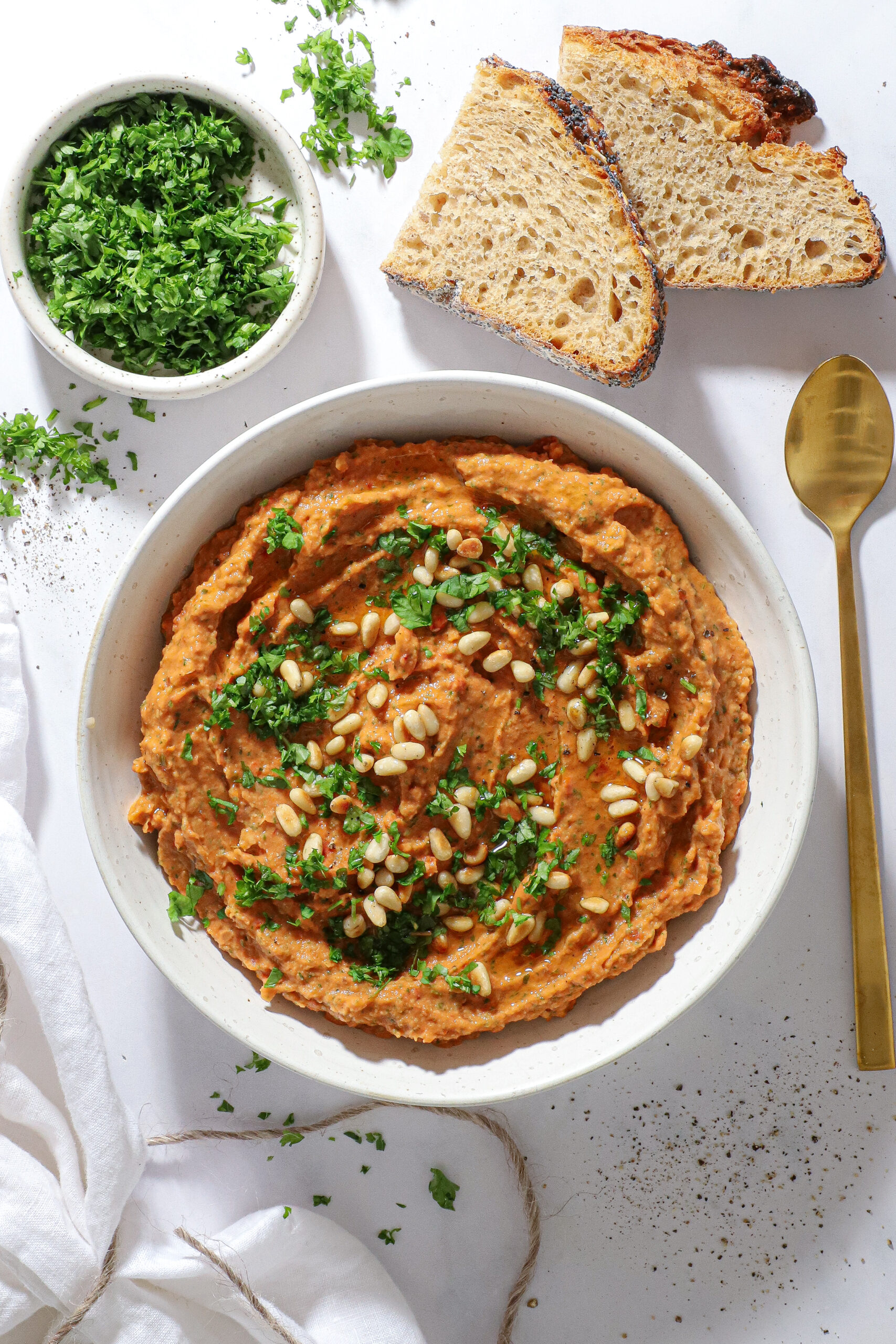 Hummus med soltørrede tomater – Cremet dip med hvide bønner