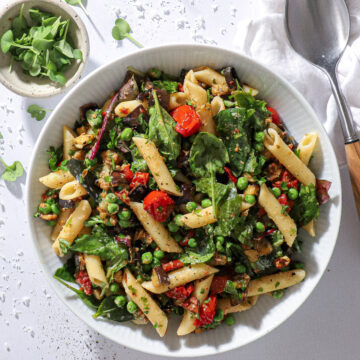 Pastasalat med bagte tomater, aubergine og parmesan – Opskrift