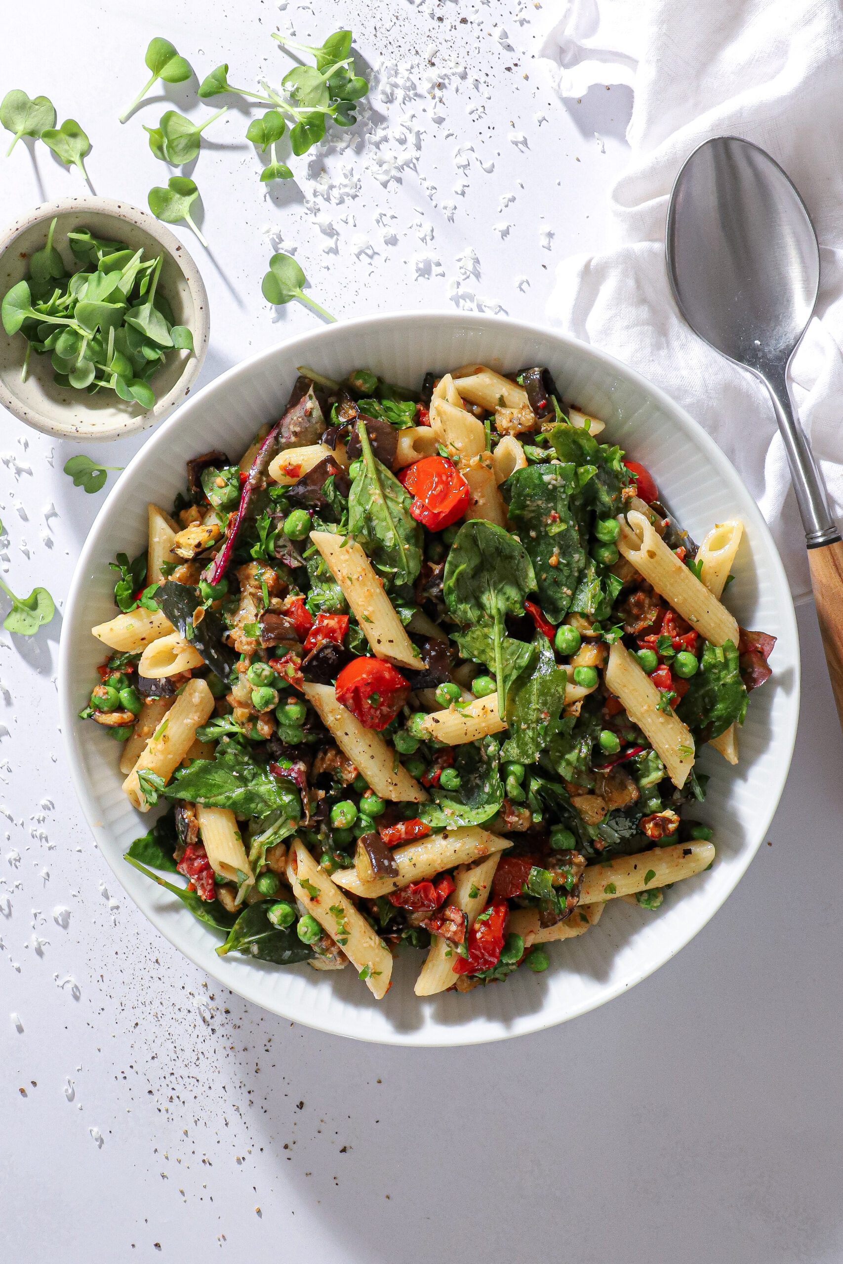 Pastasalat med bagte tomater, aubergine og parmesan – Opskrift
