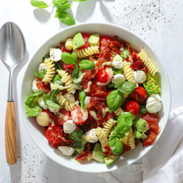 Pastasalat med avocado og sprød parmaskinke – Nem opskrift