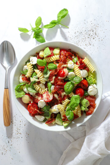 Pastasalat med avocado og sprød parmaskinke – Nem opskrift