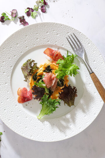 Små spinatterter med feta og serrano – Nem opskrift på forret