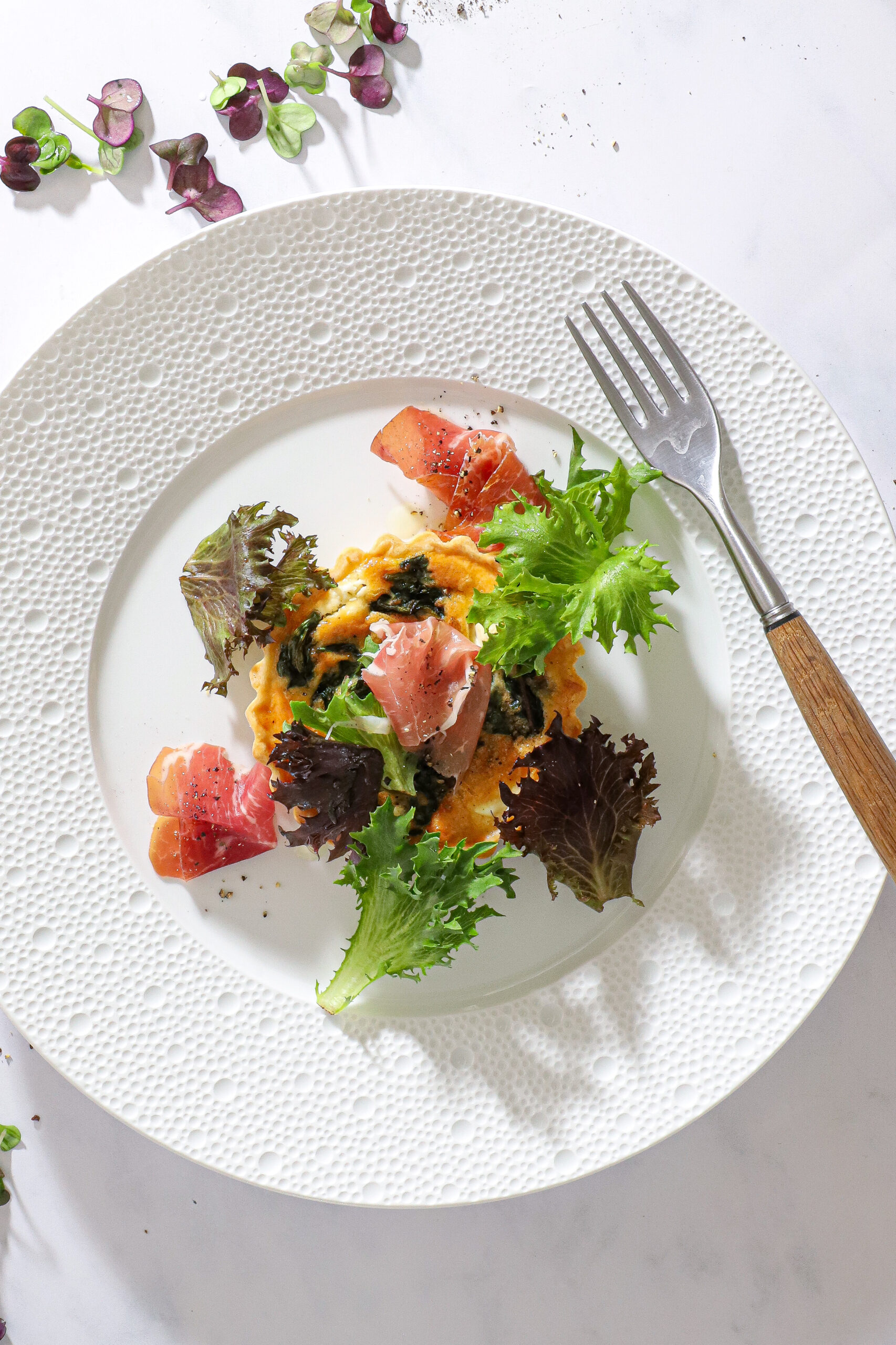 Små spinatterter med feta og serrano – Nem opskrift på forret
