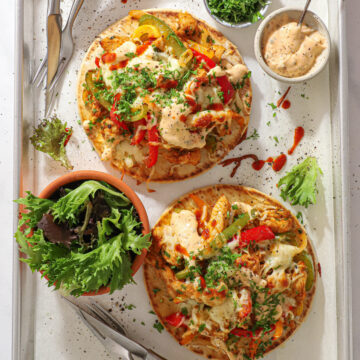 Fladbrød med gratineret fajita kylling - Nem opskrift med ost