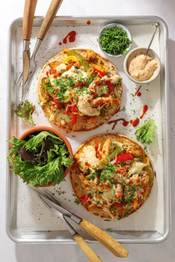 Fladbrød med gratineret fajita kylling - Nem opskrift med ost