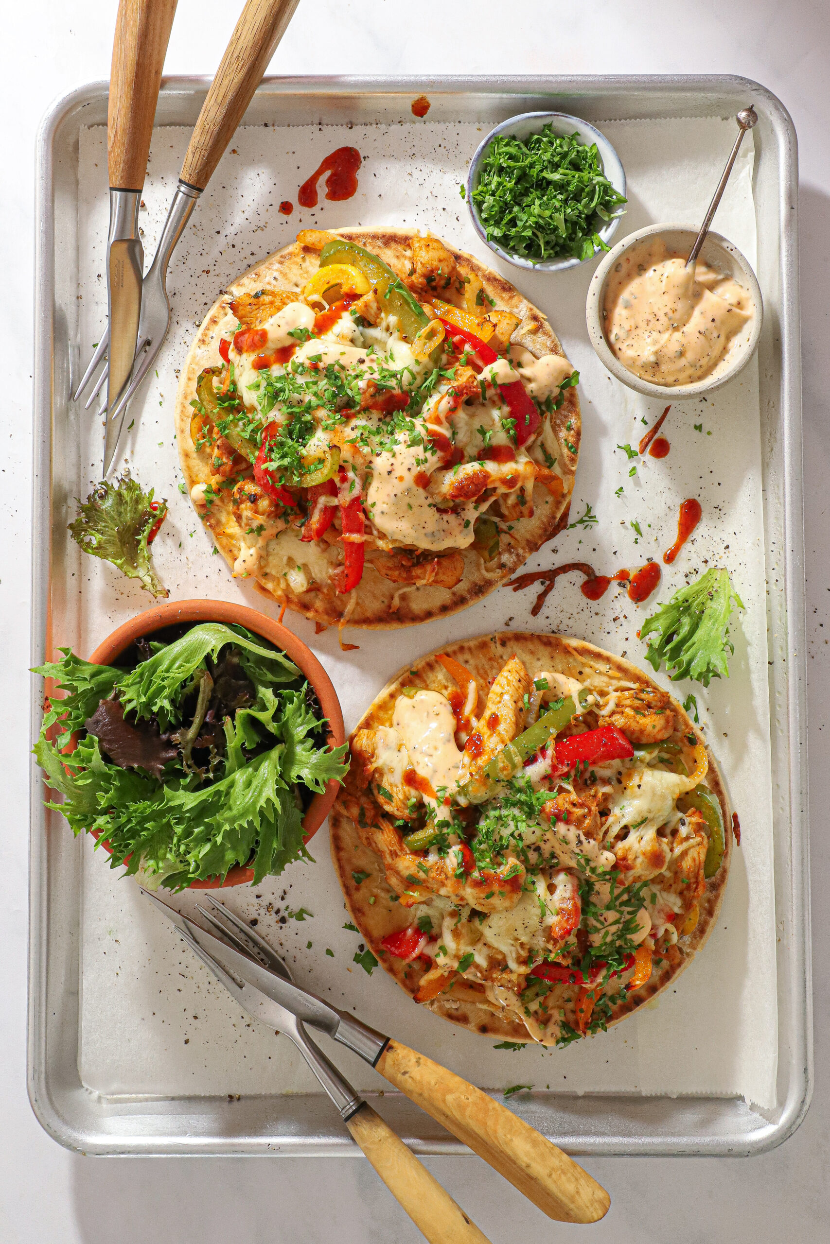 Fladbrød med gratineret fajita kylling - Nem opskrift med ost