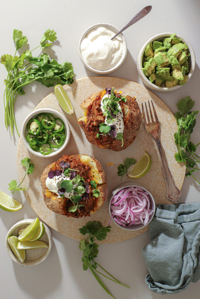 Fyldte bagekartofler med mexicansk braiseret nakkefilet – Nem restemad