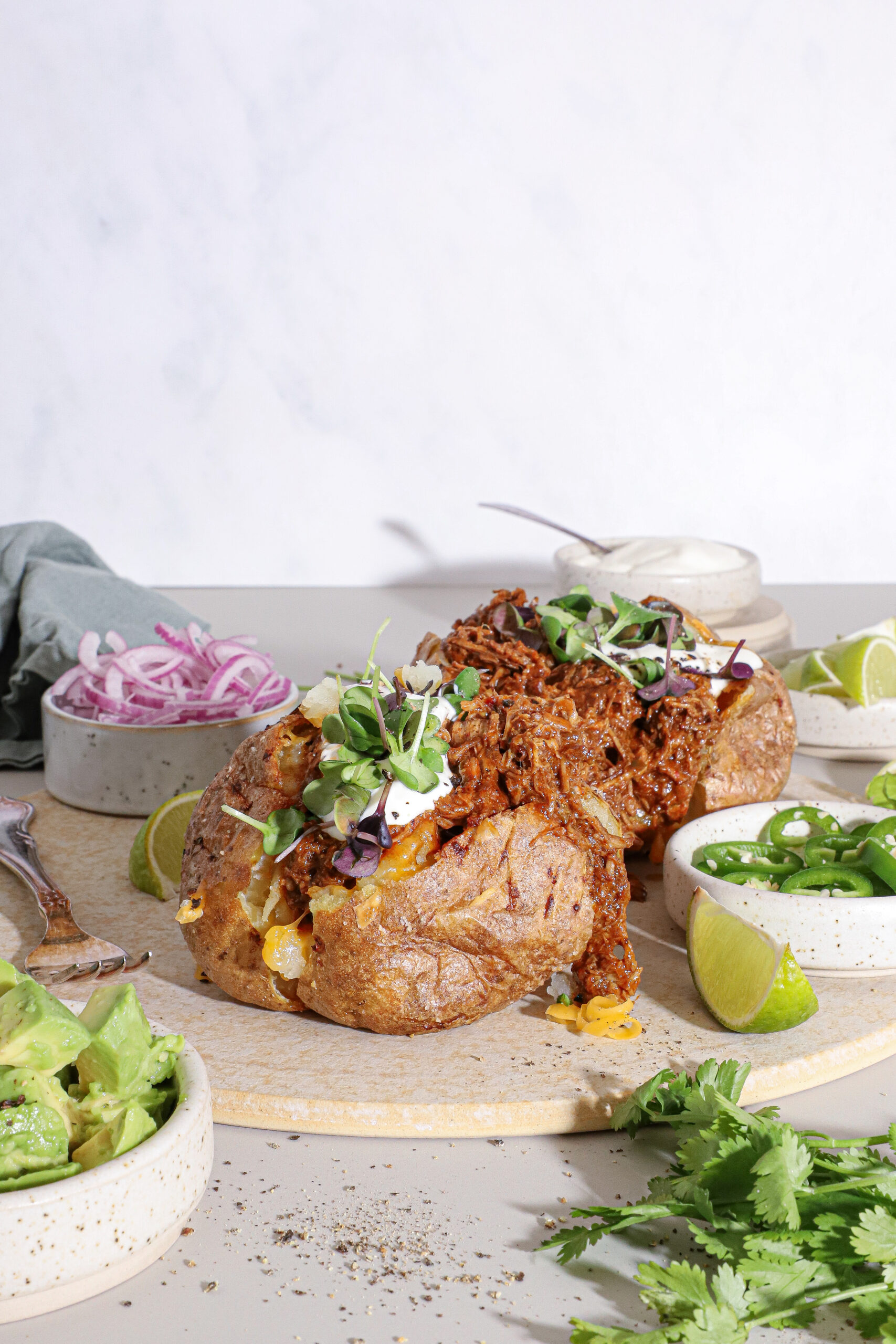 Fyldte bagekartofler med mexicansk braiseret nakkefilet – Nem restemad