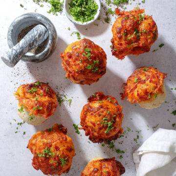 Focaccia muffins med tomat og ost - Nemme madpakkebrød