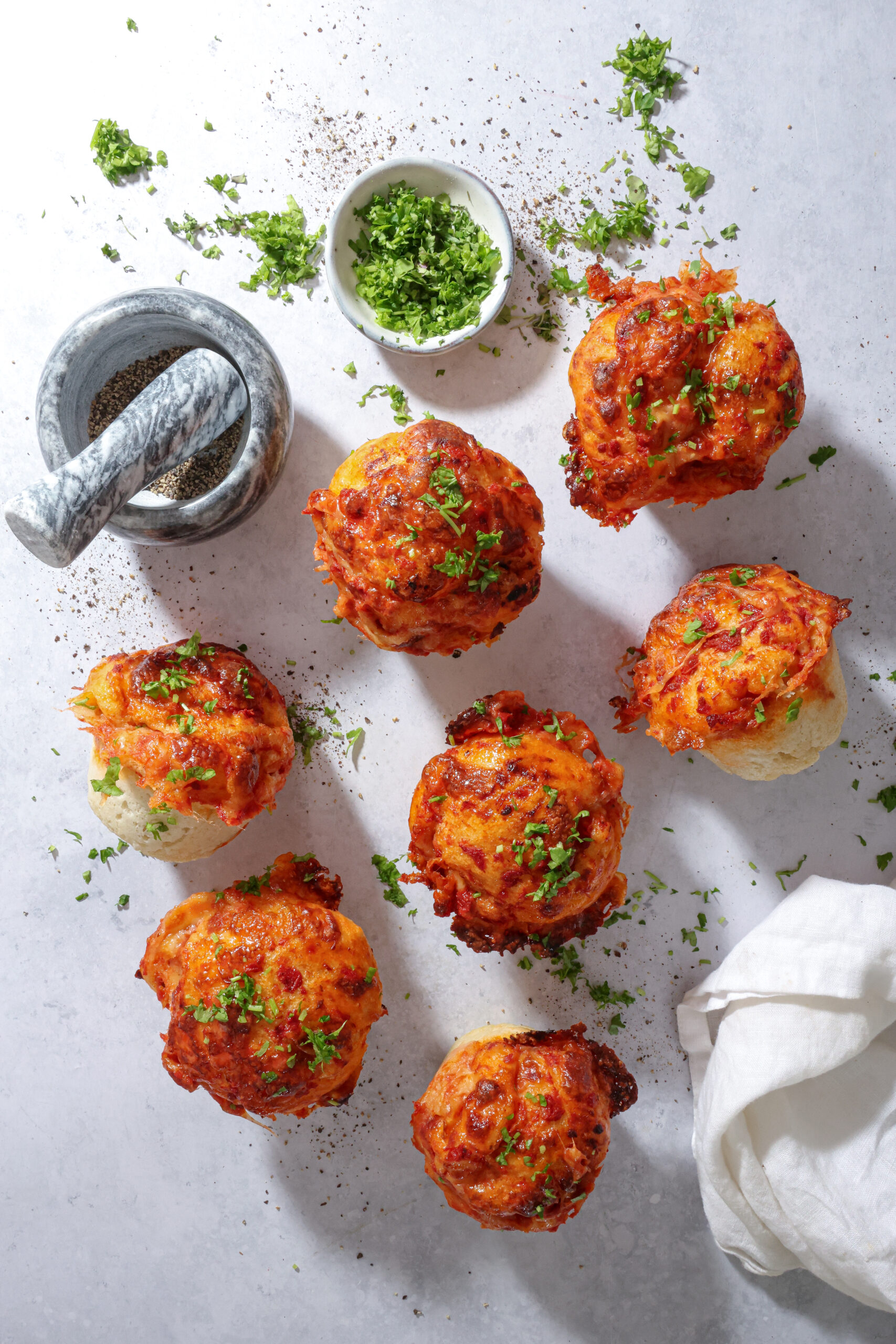 Focaccia muffins med tomat og ost - Nemme madpakkebrød