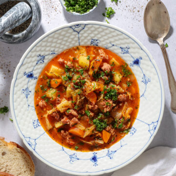 Kålsuppe med salsiccia, grøntsager og tomat - Fyldig efterårssuppe