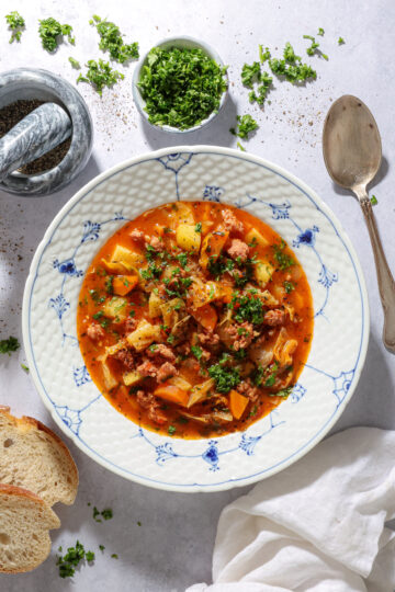 Kålsuppe med salsiccia, grøntsager og tomat - Fyldig efterårssuppe