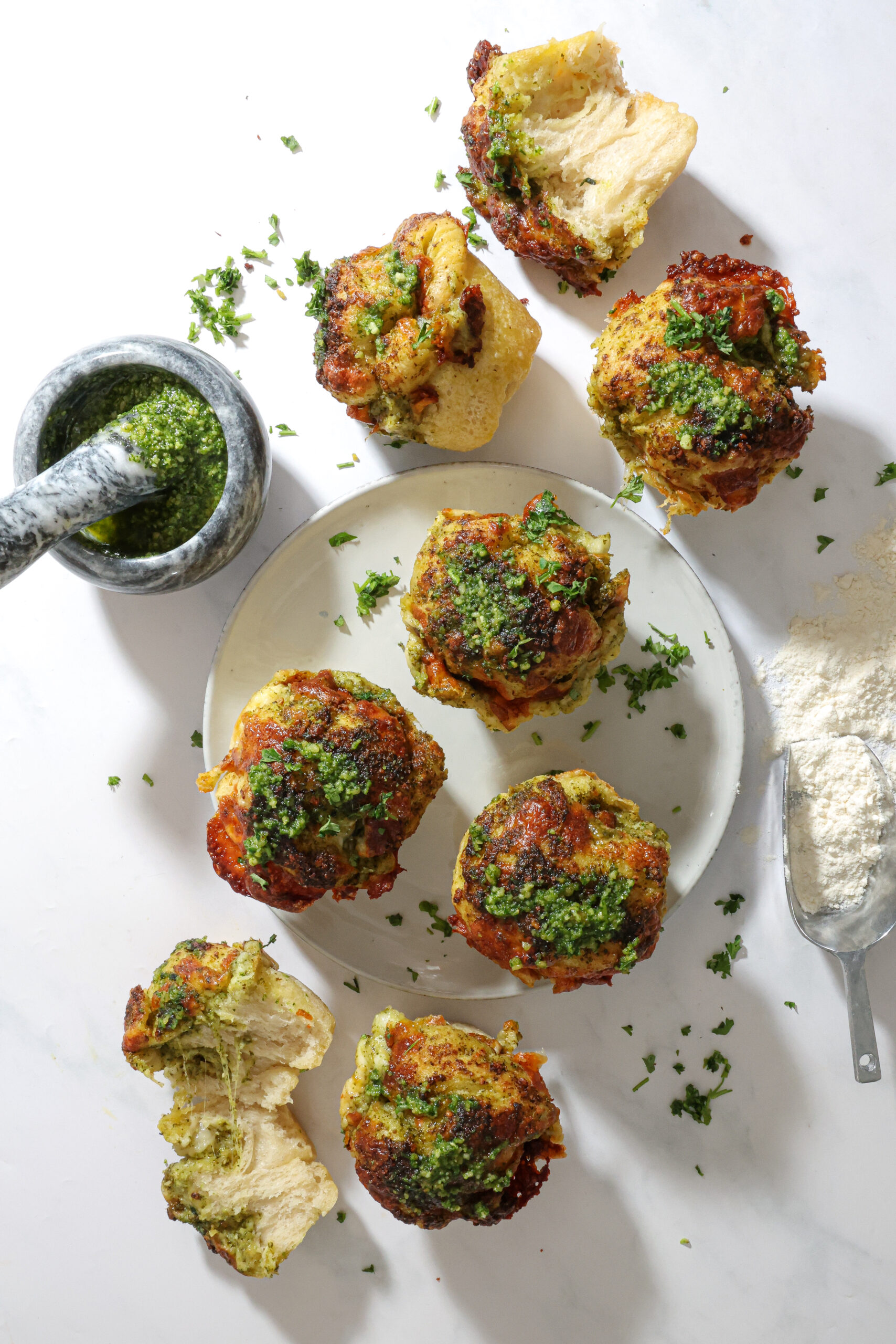 Focaccia muffins med pesto og mozzarella - Svampede og lækre brød