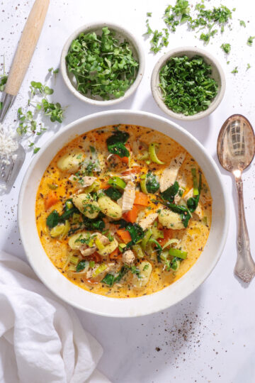 Cremet kyllingesuppe med gnocchi og grøntsager - Fyldig suppe