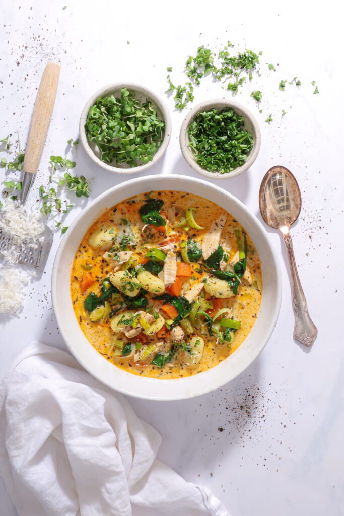 Cremet kyllingesuppe med gnocchi og grøntsager - Fyldig suppe