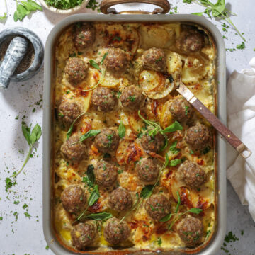 Kartoffelfad med porre og kødboller – Cremede flødekartofler med kødboller