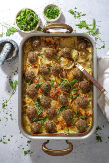 Kartoffelfad med porre og kødboller – Cremede flødekartofler med kødboller