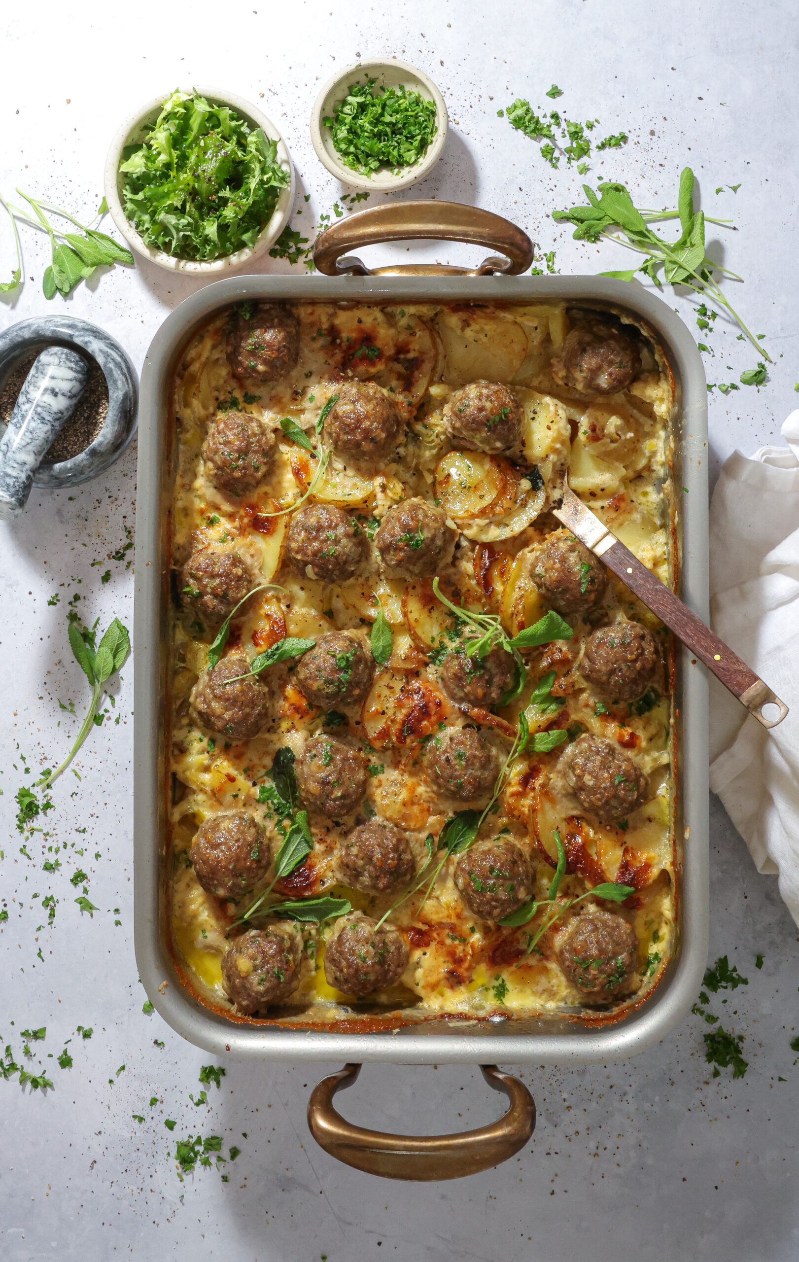 Kartoffelfad med porre og kødboller – Cremede flødekartofler med kødboller