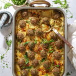 Kartoffelfad med porre og kødboller – Cremede flødekartofler med kødboller