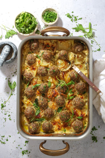 Kartoffelfad med porre og kødboller – Cremede flødekartofler med kødboller