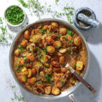 Kylling i svampesauce med sprøde kartofler – Nem panderet