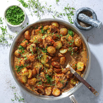 Kylling i svampesauce med sprøde kartofler – Nem panderet