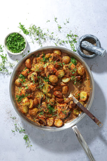 Kylling i svampesauce med sprøde kartofler – Nem panderet