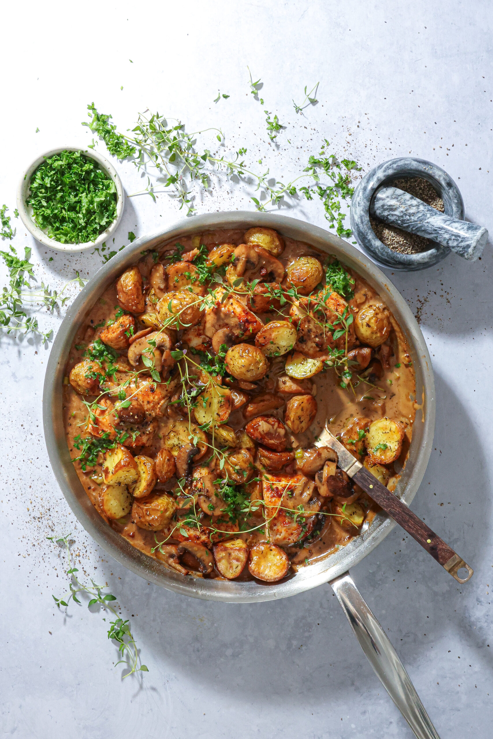 Kylling i svampesauce med sprøde kartofler – Nem panderet