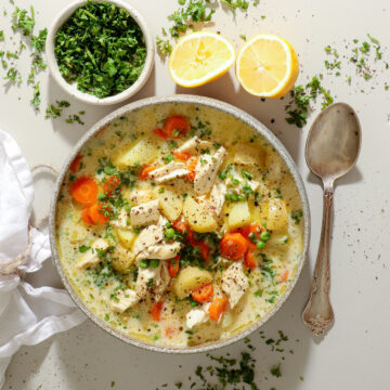 Kyllingesuppe med kartofler, gulerødder og ærter - Nem suppe med kartofler