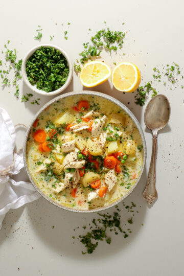 Kyllingesuppe med kartofler, gulerødder og ærter - Nem suppe med kartofler