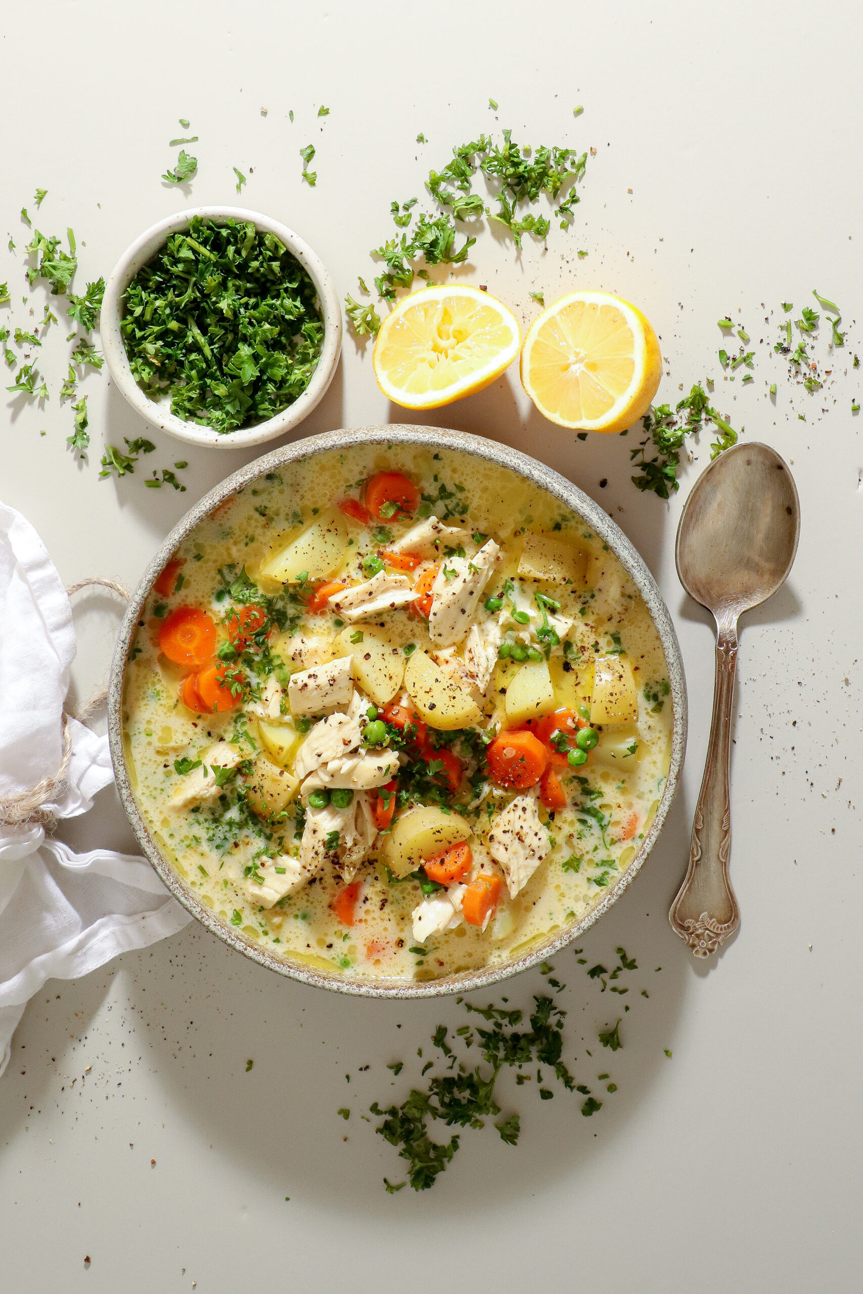 Kyllingesuppe med kartofler, gulerødder og ærter - Nem suppe med kartofler