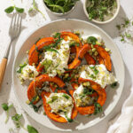 Bagt græskar med burrata, pistacie og salvie - Enkel efterårsret