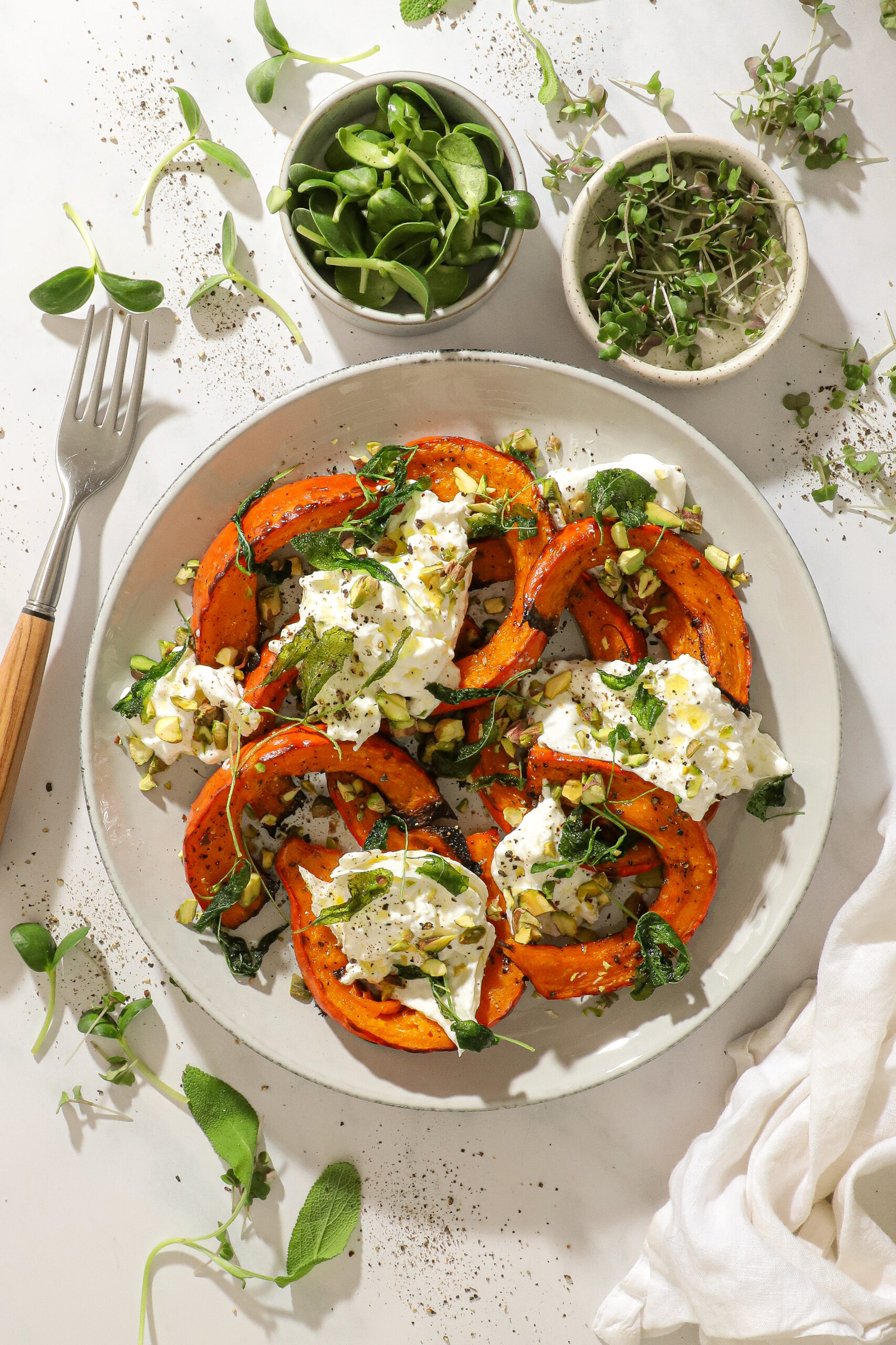 Bagt græskar med burrata, pistacie og salvie - Enkel efterårsret