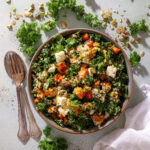 Grønkålssalat med græskar, quinoa og feta – Nem efterårssalat