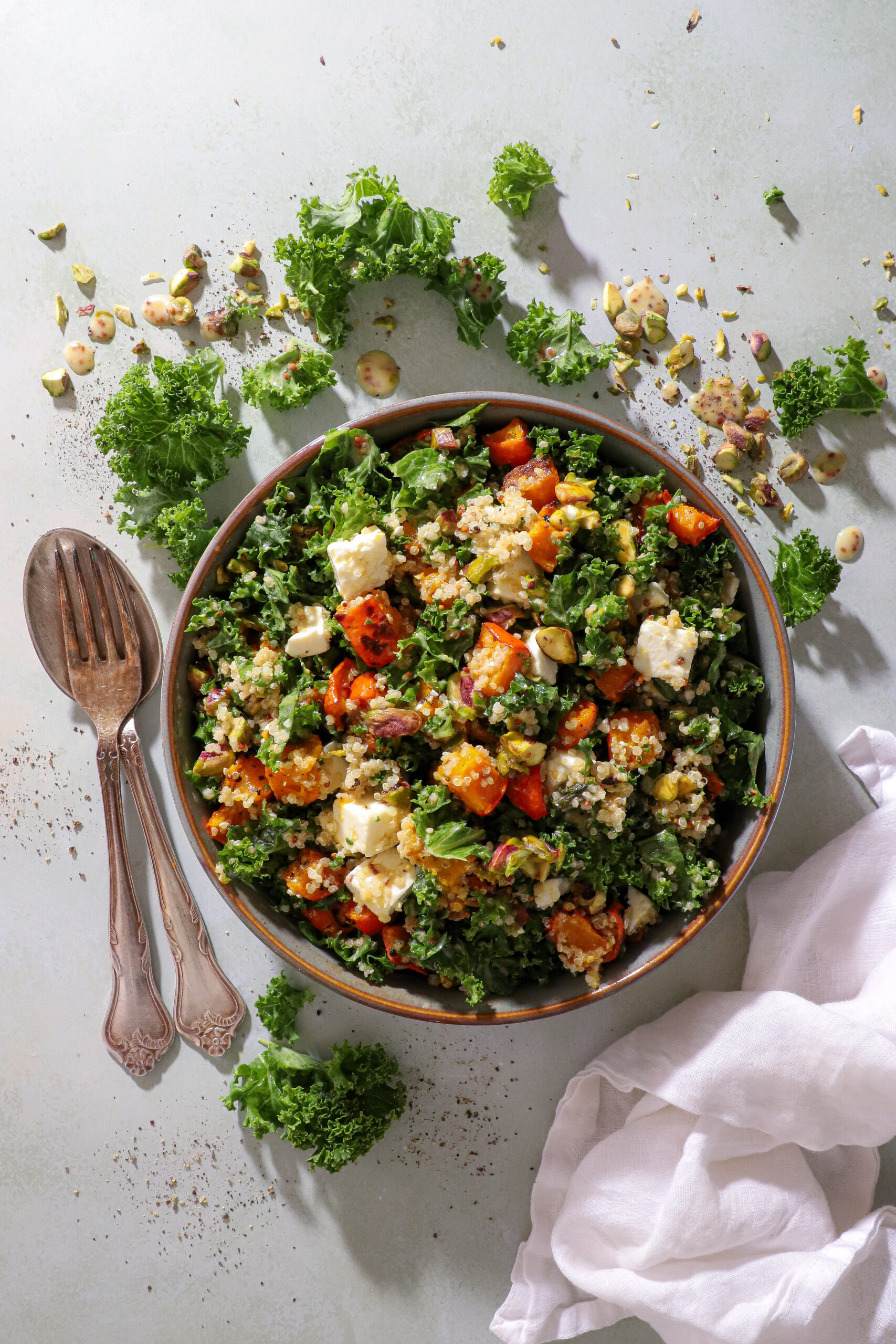 Grønkålssalat med græskar, quinoa og feta – Nem efterårssalat